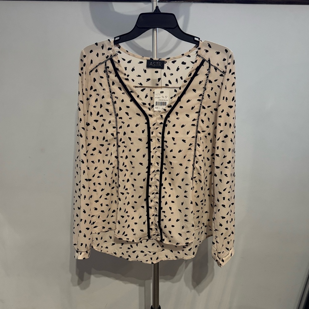 ASTR The Label Cream & Black Printed Blouse (L) – NWT